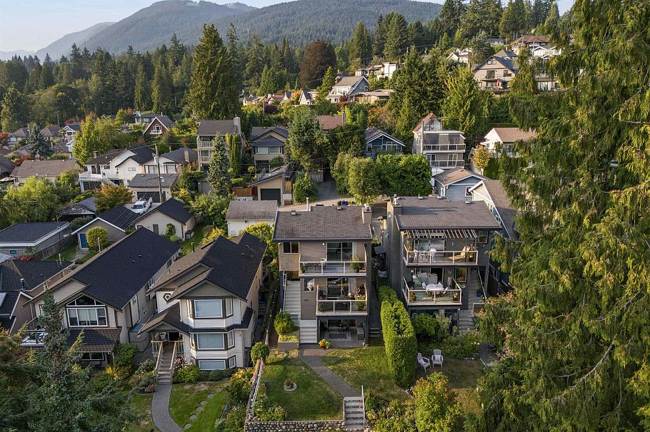 342 E 26th Street North Vancouver, BC - 40