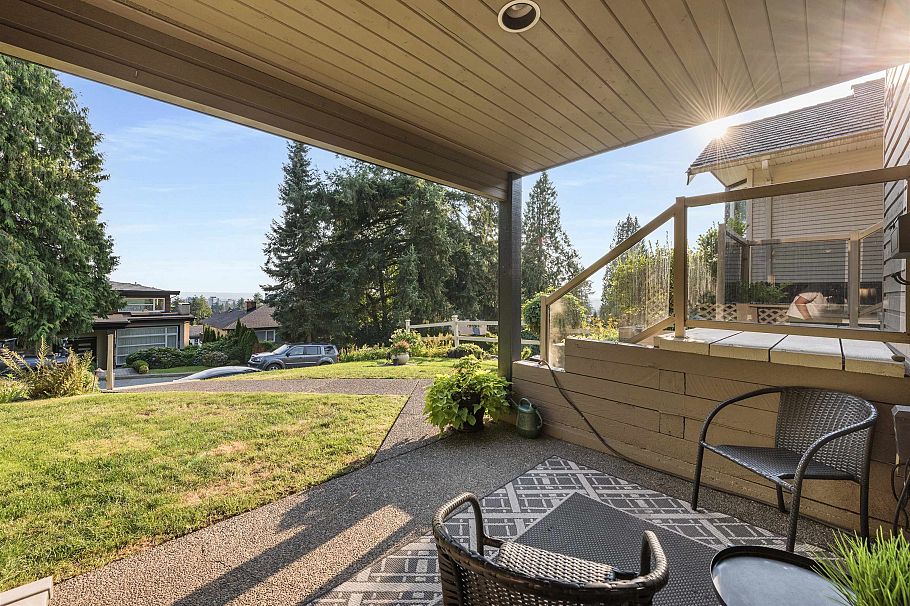 342 E 26th Street North Vancouver, BC - 36