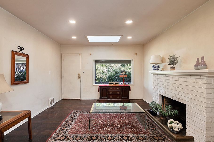 445 W Queens Road North Vancouver, BC - 12