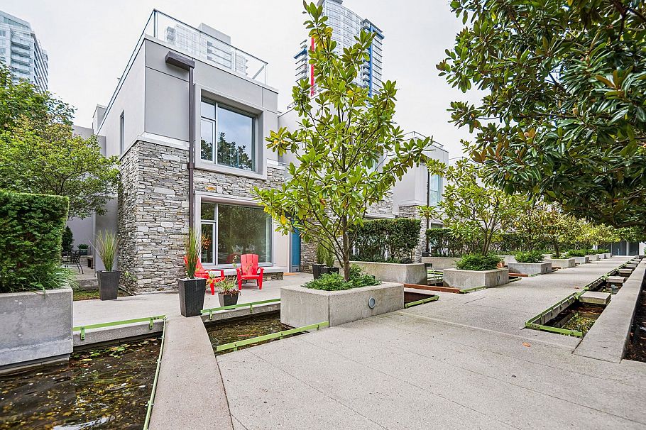 239 188 Keefer Place Vancouver, BC - 1