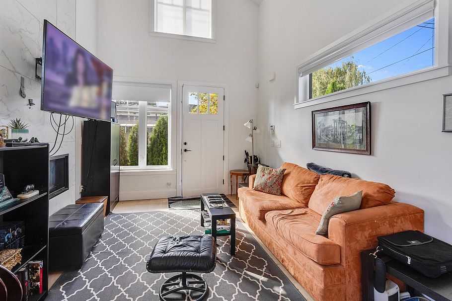 345 E 20th Street North Vancouver, BC - 36