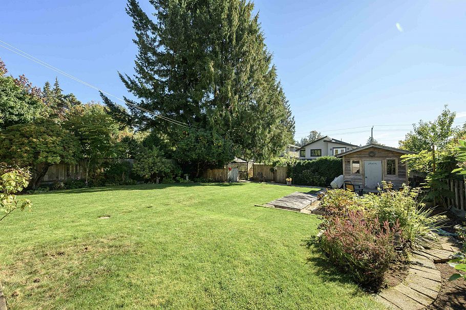 545 W 22nd Street North Vancouver, BC - 34