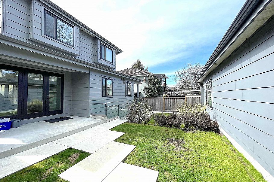 1633 SE Marine Drive Vancouver, BC - 31