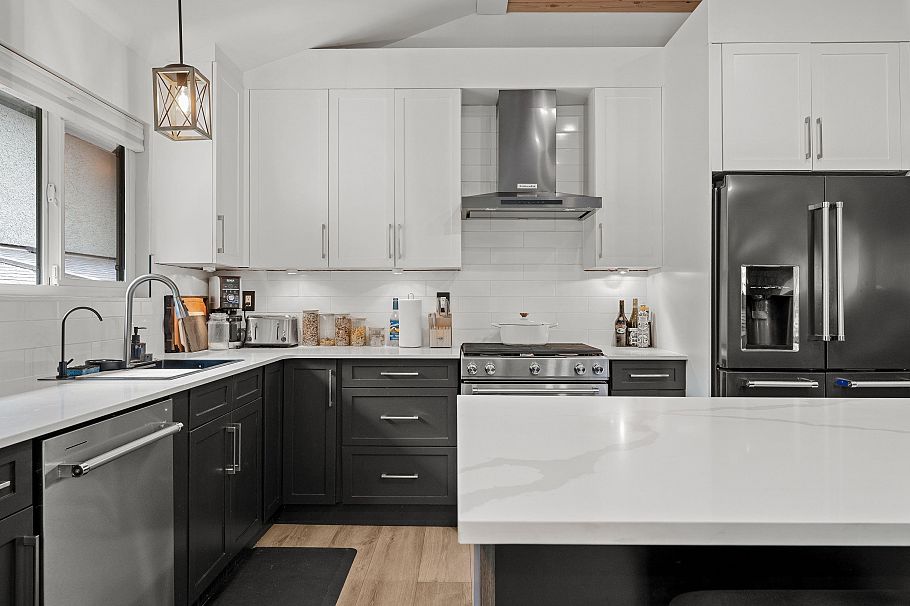 1430 Draycott Road North Vancouver, BC - 2