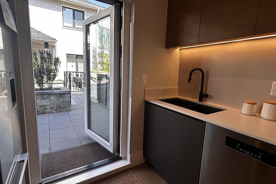 1341 E 21st Avenue Vancouver, BC - 4