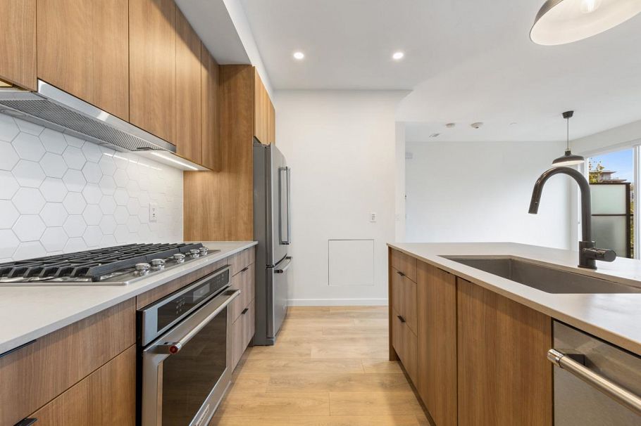 2 533 E 3rd Street North Vancouver, BC - 9