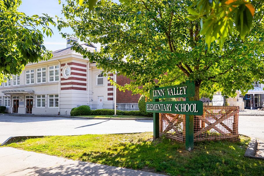 3182 Mountain Highway North Vancouver, BC - 38