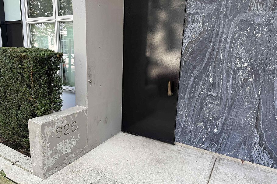 208 626 Alexander Street Vancouver, BC - 3