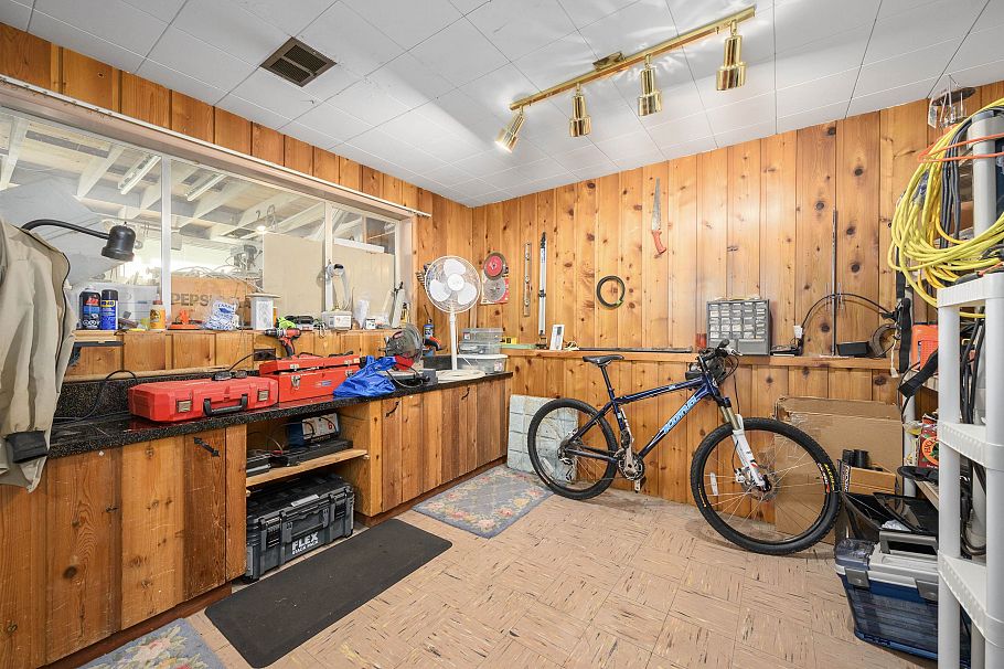 545 W 22nd Street North Vancouver, BC - 25