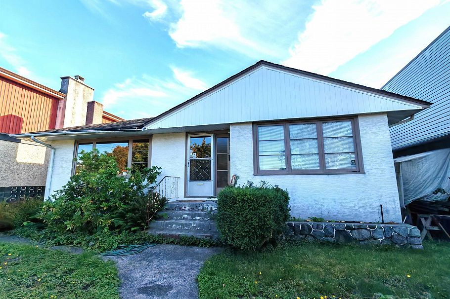 2686 E 3rd Avenue Vancouver, BC - 2