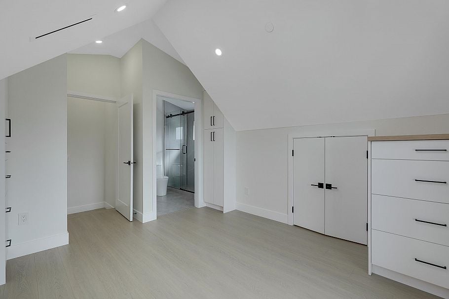 2 3695 E 26 Avenue Vancouver, BC - 32