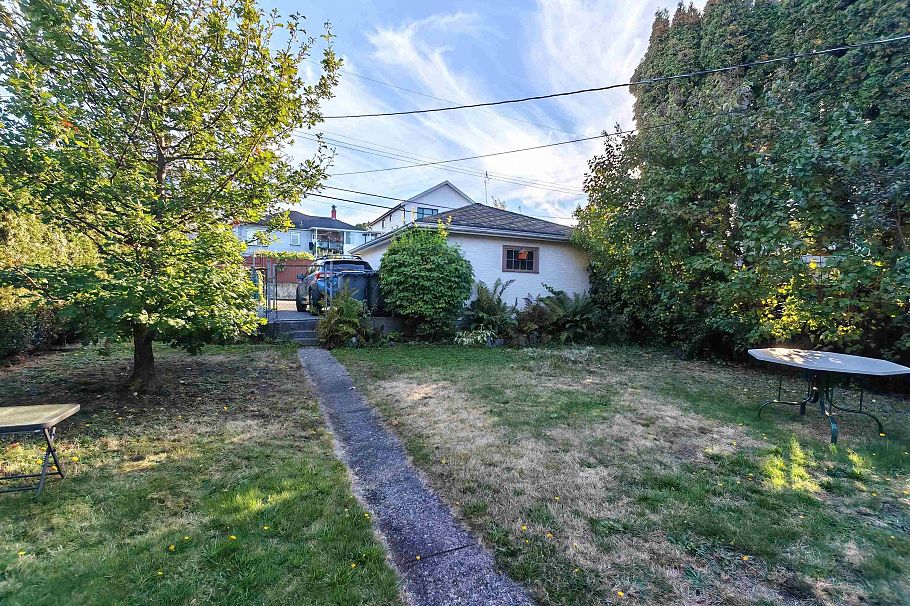 2686 E 3rd Avenue Vancouver, BC - 14