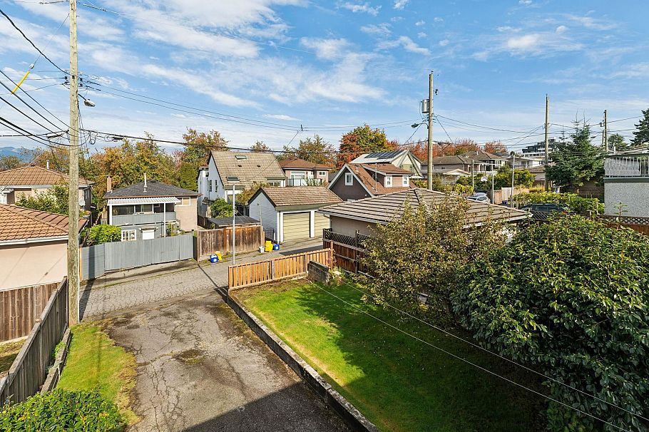 3129 E 23 Avenue Vancouver, BC - 31