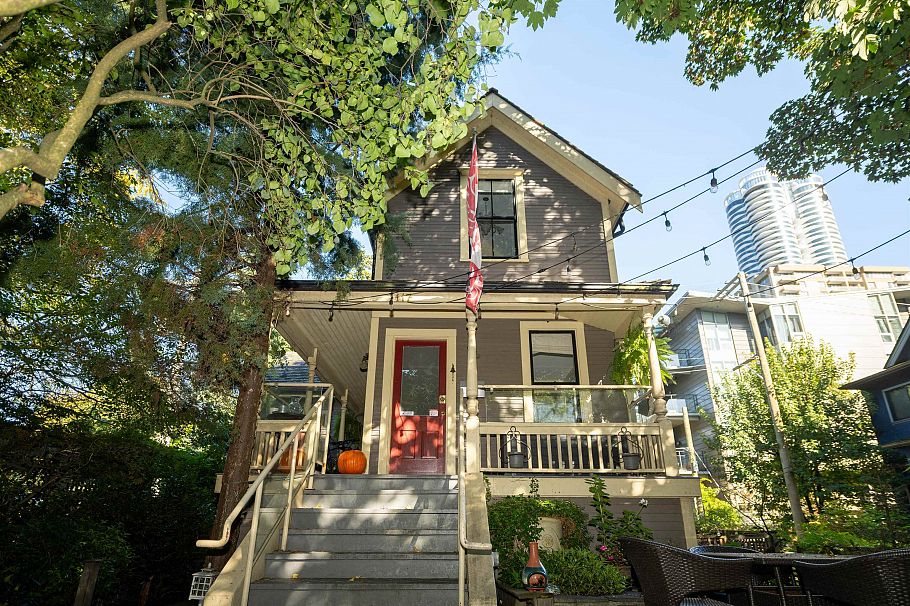 1119 Pendrell Street Vancouver, BC - 1