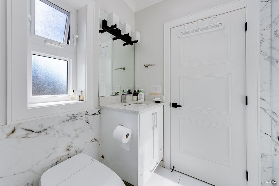 6913 Argyle Street Vancouver, BC - 24