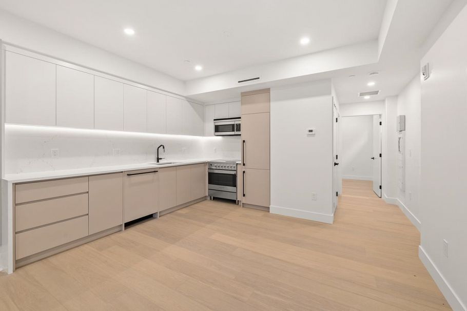 2438 W 49th Avenue Vancouver, BC - 10