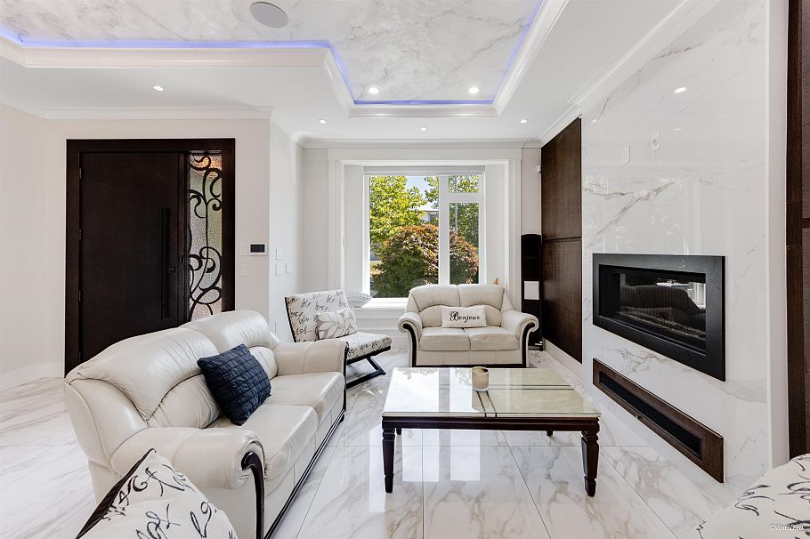 6913 Argyle Street Vancouver, BC - 7