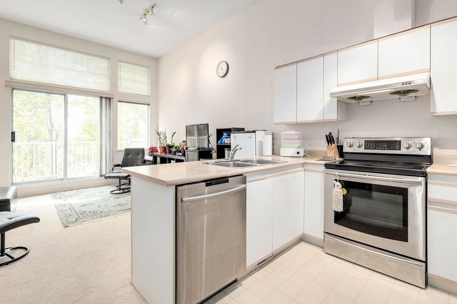 1 3576 Rainier Place Vancouver, BC - 1