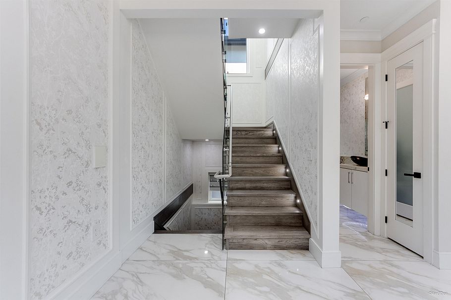 6913 Argyle Street Vancouver, BC - 11