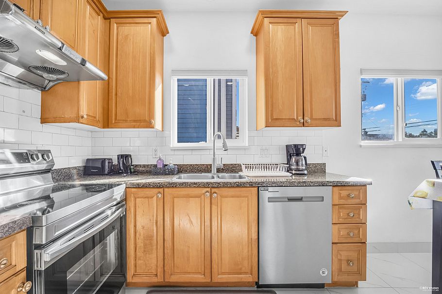 3440 E 25th Avenue Vancouver, BC - 9