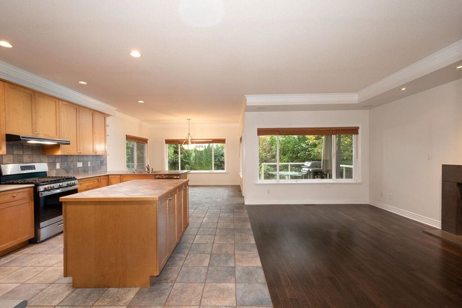 338 N Dollarton Highway North Vancouver, BC - 10