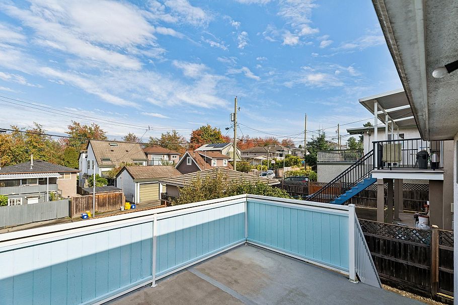 3129 E 23 Avenue Vancouver, BC - 30