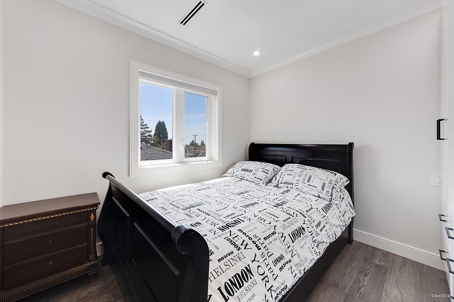 6913 Argyle Street Vancouver, BC - 32