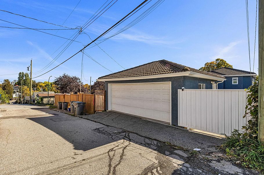 3191 E 8th Avenue Vancouver, BC - 37
