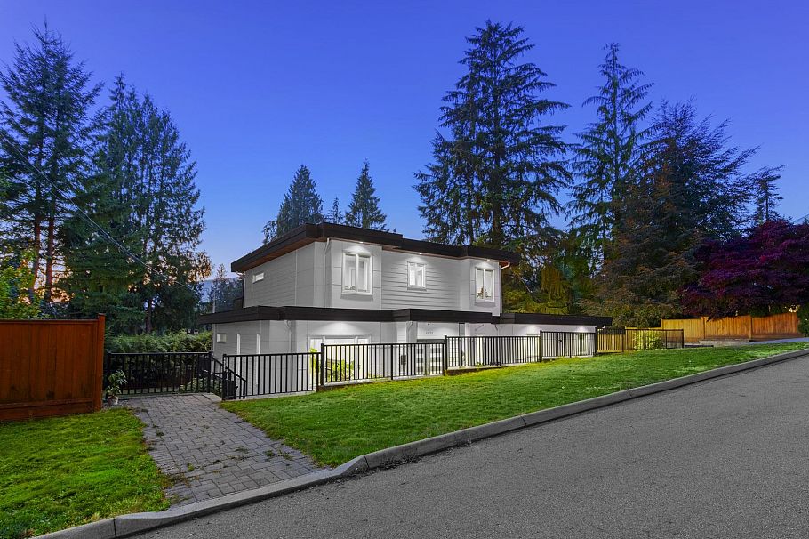 4935 Cedarcrest Avenue North Vancouver, BC - 1