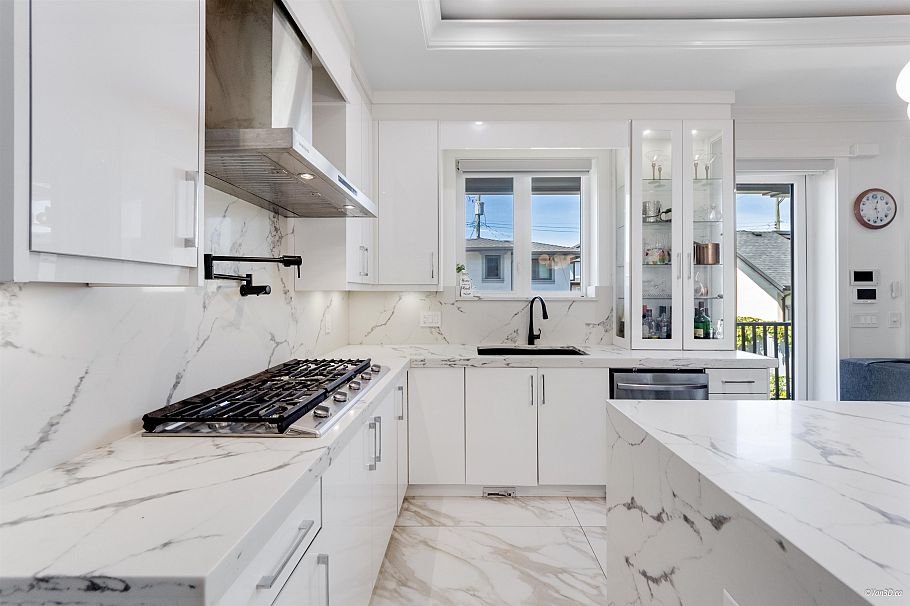 6913 Argyle Street Vancouver, BC - 31