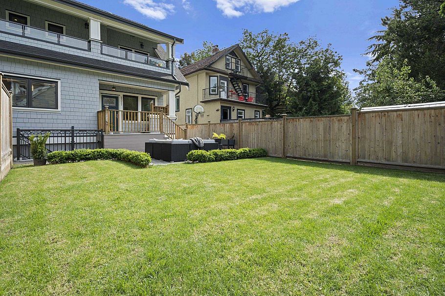 2377 W 7th Avenue Vancouver, BC - 7