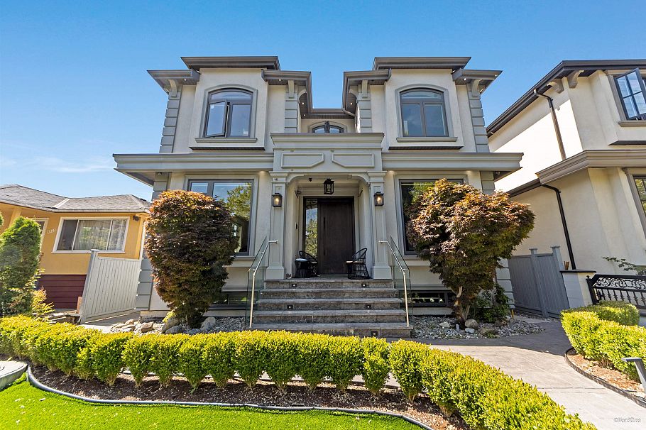 6913 Argyle Street Vancouver, BC - 1