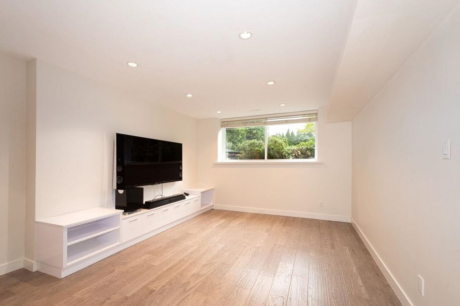 338 N Dollarton Highway North Vancouver, BC - 34