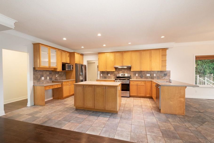 338 N Dollarton Highway North Vancouver, BC - 11