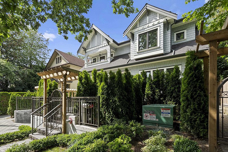 2377 W 7th Avenue Vancouver, BC - 4