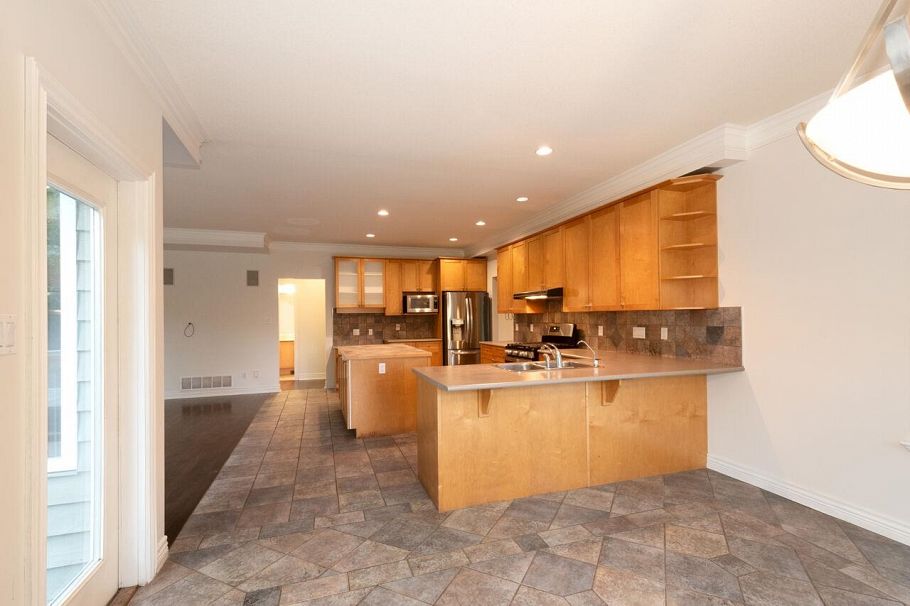 338 N Dollarton Highway North Vancouver, BC - 17