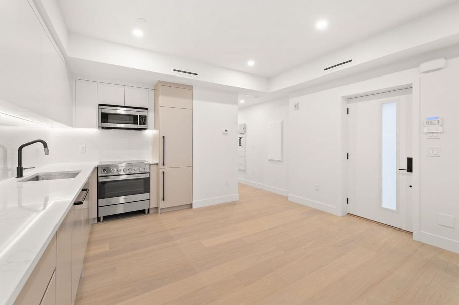 2438 W 49th Avenue Vancouver, BC - 11