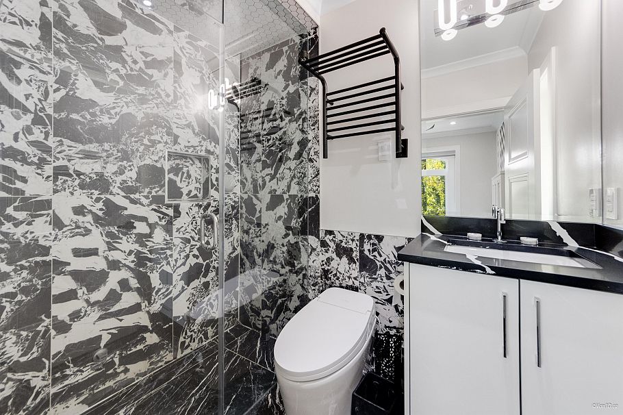 6913 Argyle Street Vancouver, BC - 22