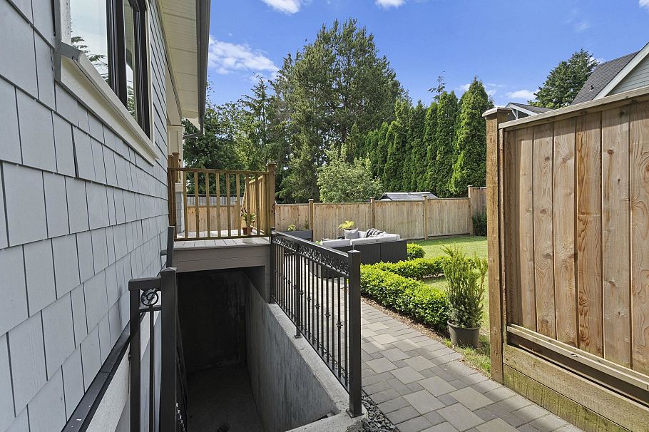 2377 W 7th Avenue Vancouver, BC - 9