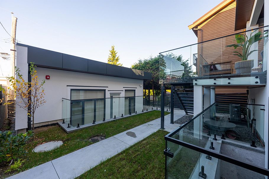 3711 W 24th Avenue Vancouver, BC - 39