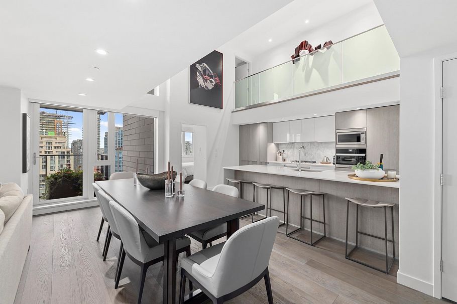 2208 1111 Richards Street Vancouver, BC - 1