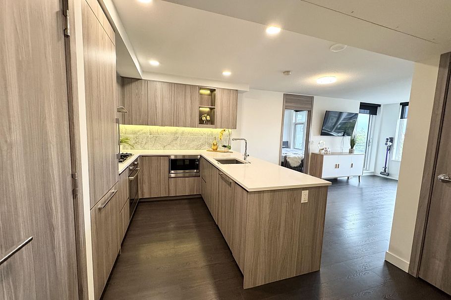 801 8800 Hazelbridge Way Richmond, BC - 12