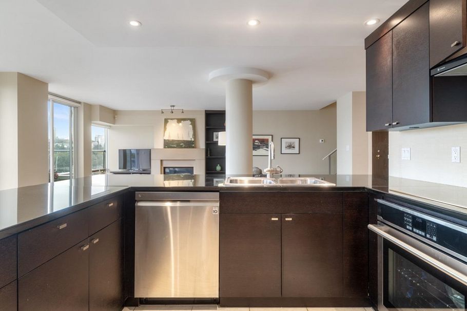 805 1383 Marinaside Crescent Vancouver, BC - 9