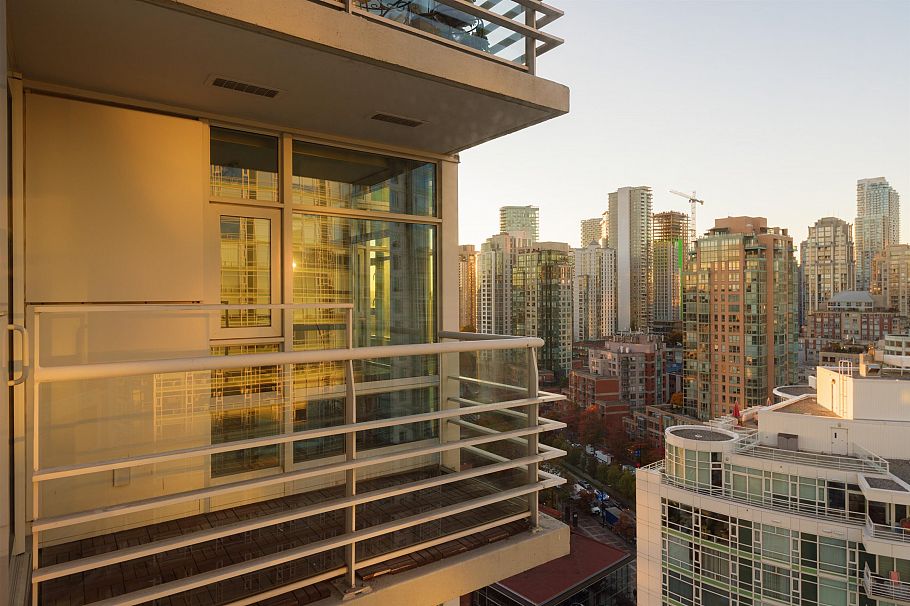 2305 1199 Marinaside Crescent Vancouver, BC - 2