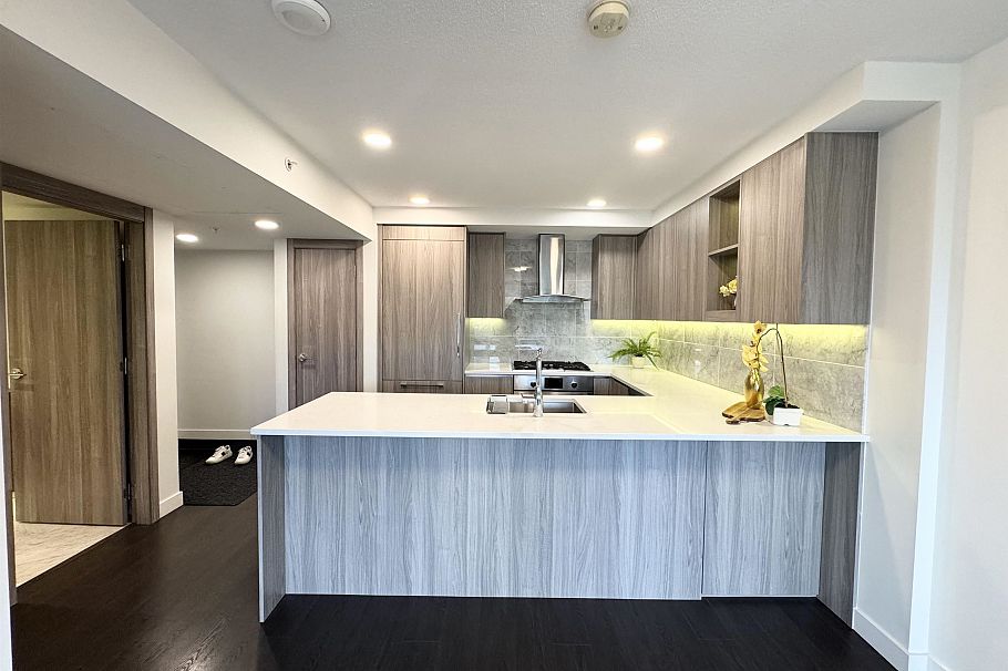 801 8800 Hazelbridge Way Richmond, BC - 10