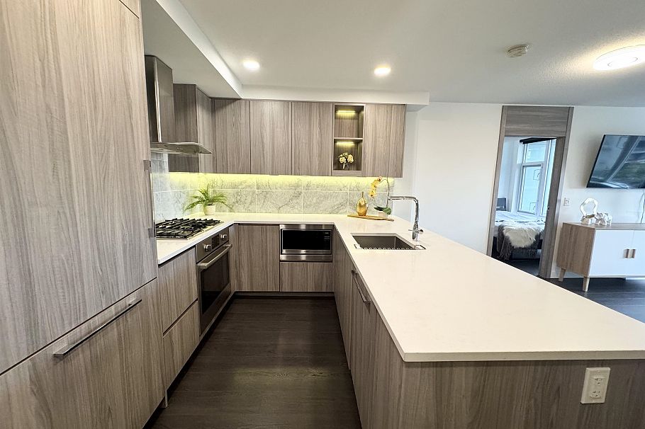 801 8800 Hazelbridge Way Richmond, BC - 11