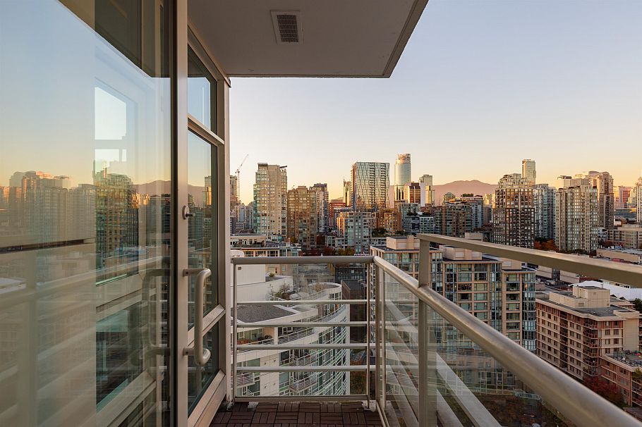 2305 1199 Marinaside Crescent Vancouver, BC - 10