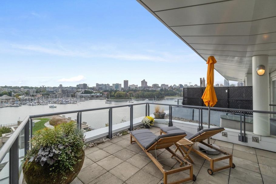 805 1383 Marinaside Crescent Vancouver, BC - 1