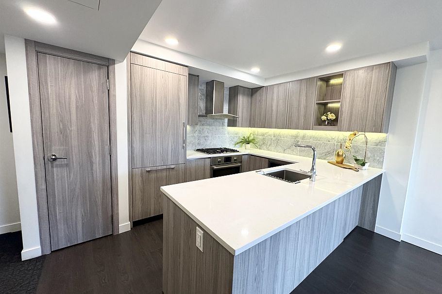 801 8800 Hazelbridge Way Richmond, BC - 9