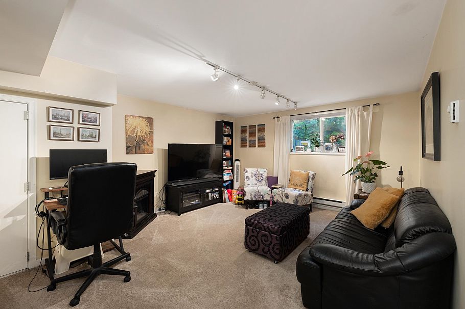 518 E 7th Street North Vancouver, BC - 37